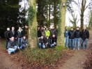 Mehrere Männer stehen/knien im Park der Forstschule