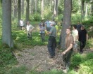 Mehrere Personen stehen im Wald