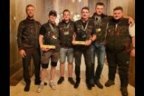 Mannschaftsfoto „Team Germany“ mit Trophäen; v.l.n.r.: Teamchef Georg Süß, Luis Kolb, Felix Schwarz, Robin Kreuzberger, Hans Eberl, Lovis Hilker