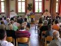 Schulleiter Robert Staufer bei der Begrüßung in der voll besetzten Aula